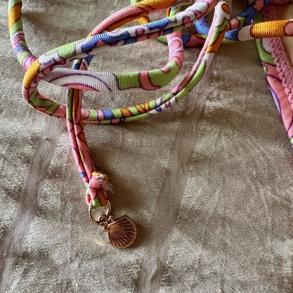 Bikini - Picture 2 of 3